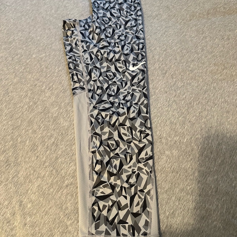 Nike Pro Performance 3/4 leggings in Gray